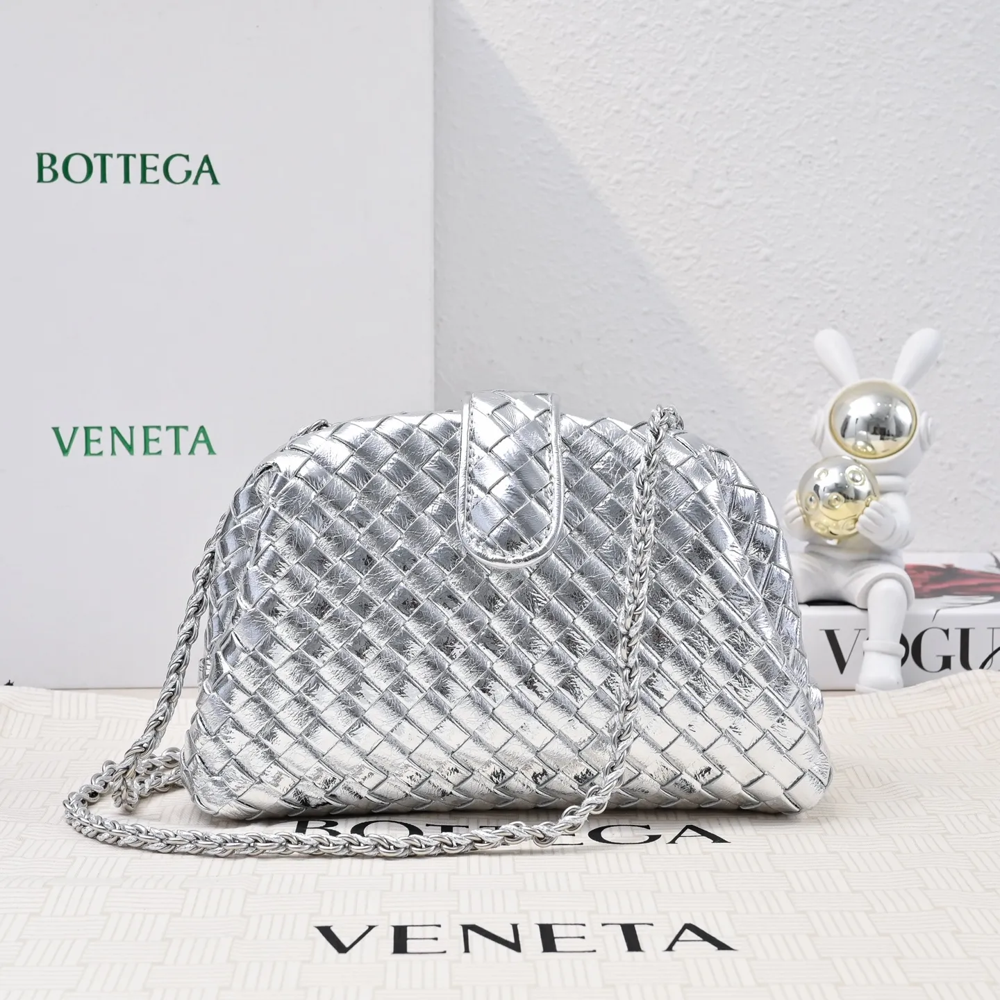 Batch 1880 BOTTEGA VENETA LAUREN 1980 small clutch bag is new! The small size that many people are squatting on is finally here. The self-adjustable zipper is a highlight of this bag. After being removed, it can be used as a handbag for important occasions. One bag unlocks two carrying methods at the same time. It is practical and has a unique sense of structure and beautiful lines. It is more elegant than a small cloud. It is a tribute to the classics and the pursuit of modernity. Style number: 4038 Size: 27*15*8cm